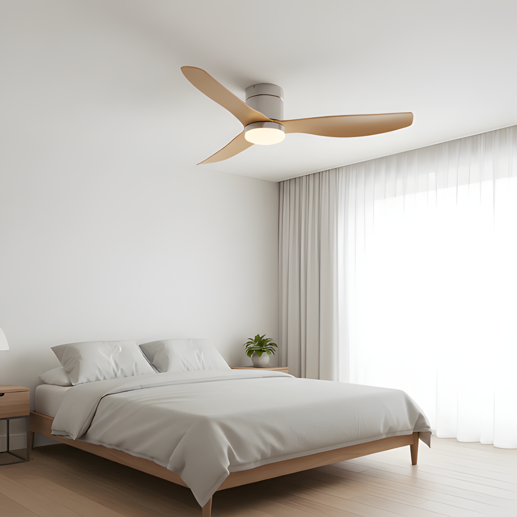Ventilador de techo plateado y madera clara - Luminosidad y modernidad