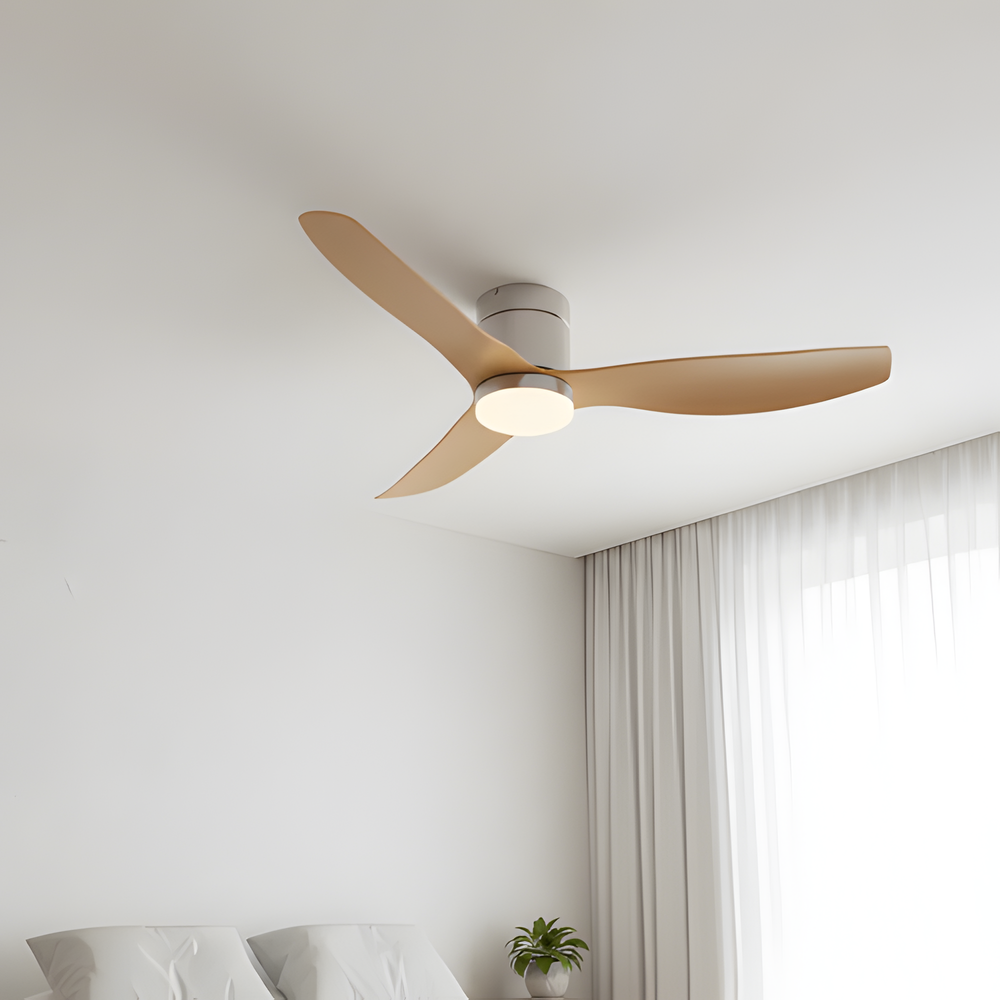 Ventilador de techo plateado y madera clara - Luminosidad y modernidad