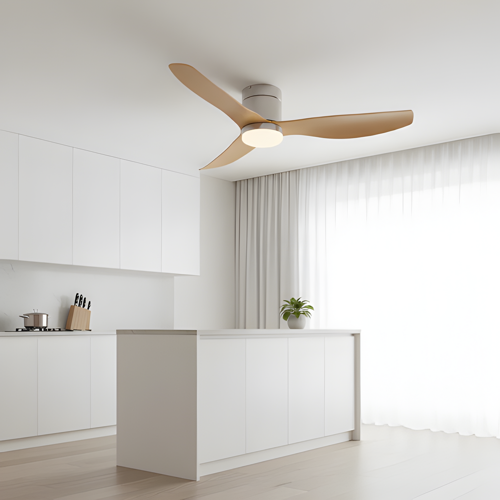 Ventilador de techo plateado y madera clara - Luminosidad y modernidad