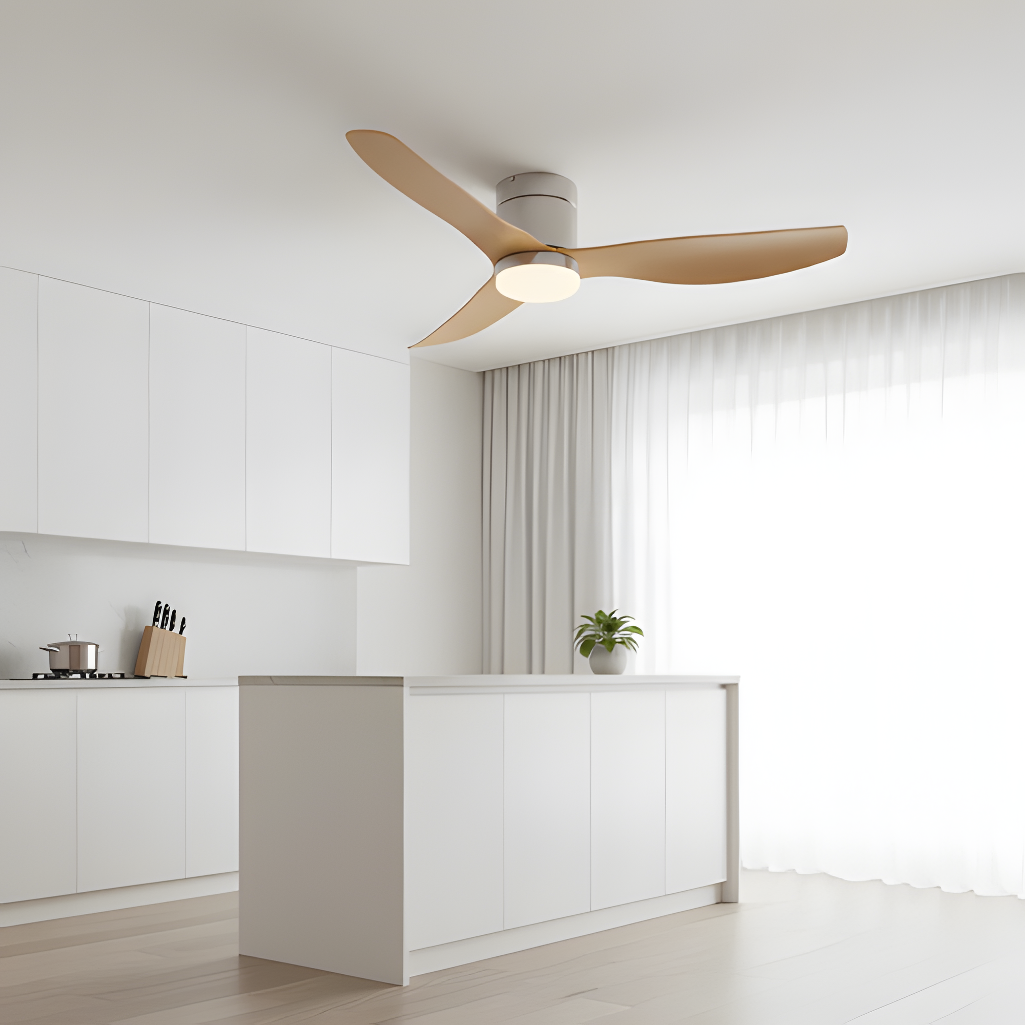 Ventilador de techo plateado y madera clara - Luminosidad y modernidad