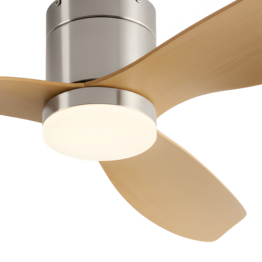 Ventilador de techo plateado y madera clara - Luminosidad y modernidad