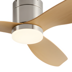 Ventilador de techo plateado y madera clara - Luminosidad y modernidad