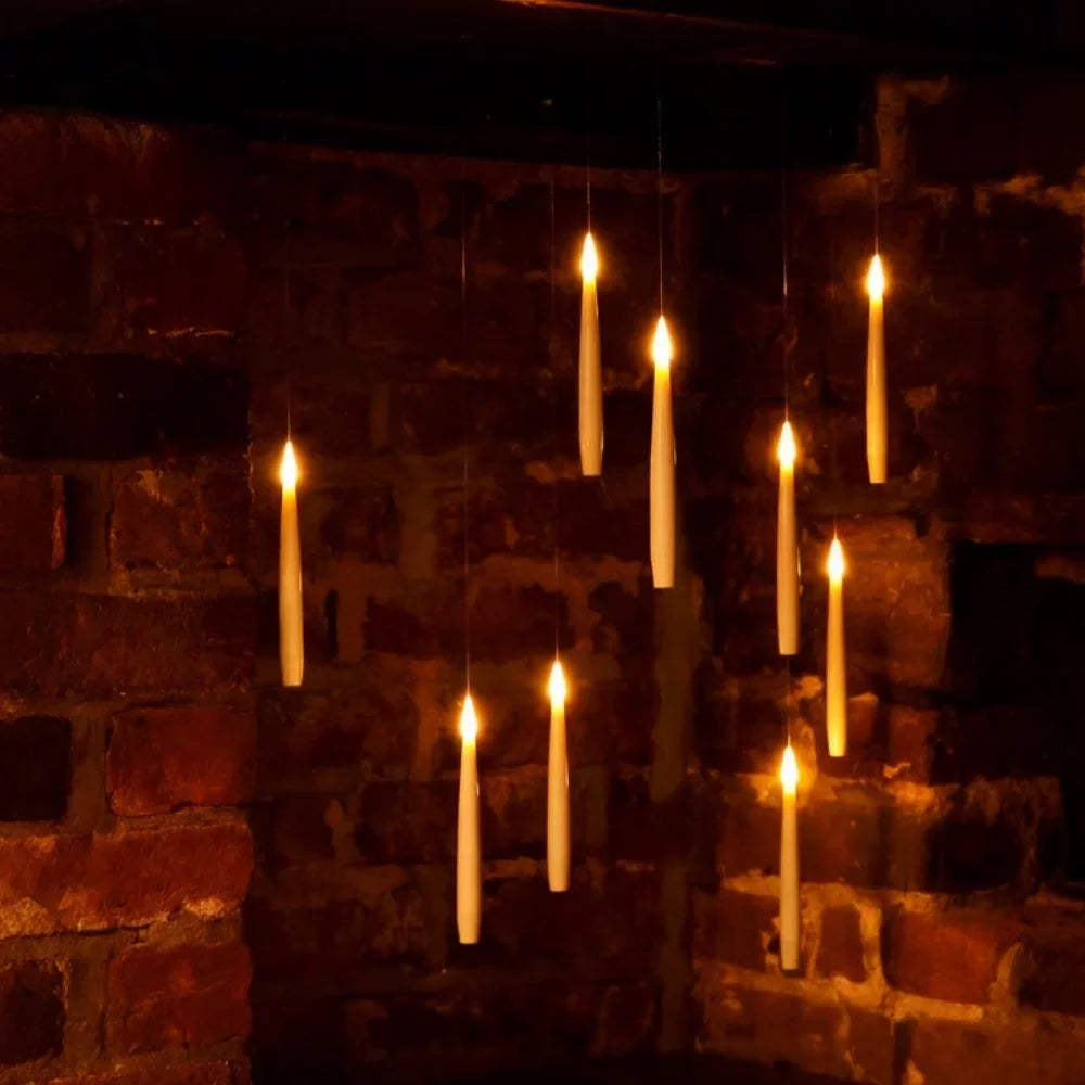 Velas decorativas flotantes sin llama con control remoto, emitiendo luz blanca cálida, ideales para decoración de interiores y exteriores. 4
