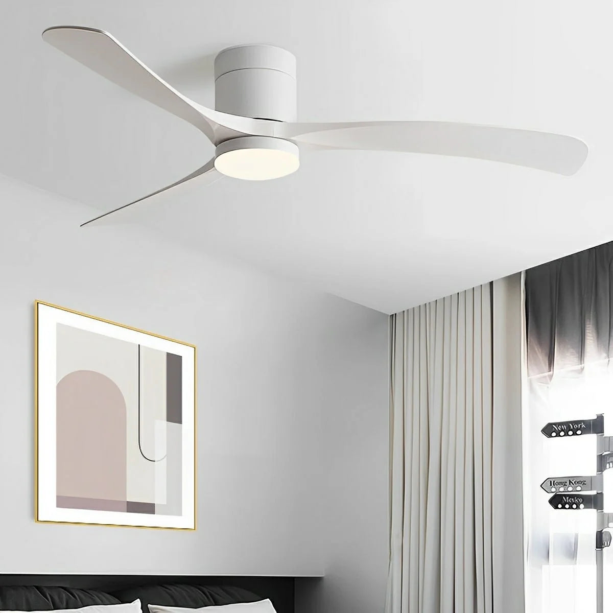 Ventilador de techo con luz LED integrada y motor silencioso, diseño minimalista ideal para interiores modernos. 1