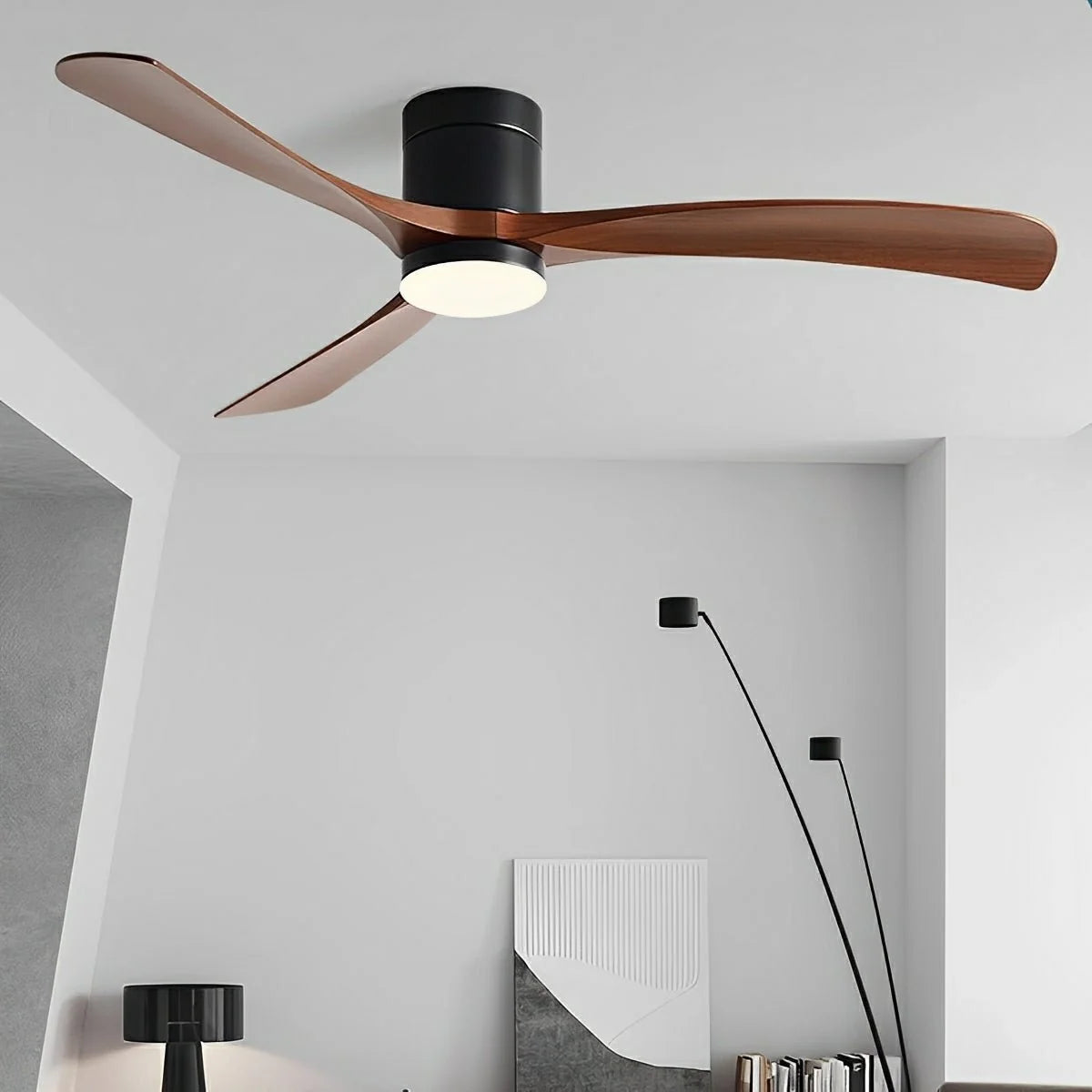 Ventilador de techo con luz LED integrada y motor silencioso, diseño minimalista ideal para interiores modernos. 3