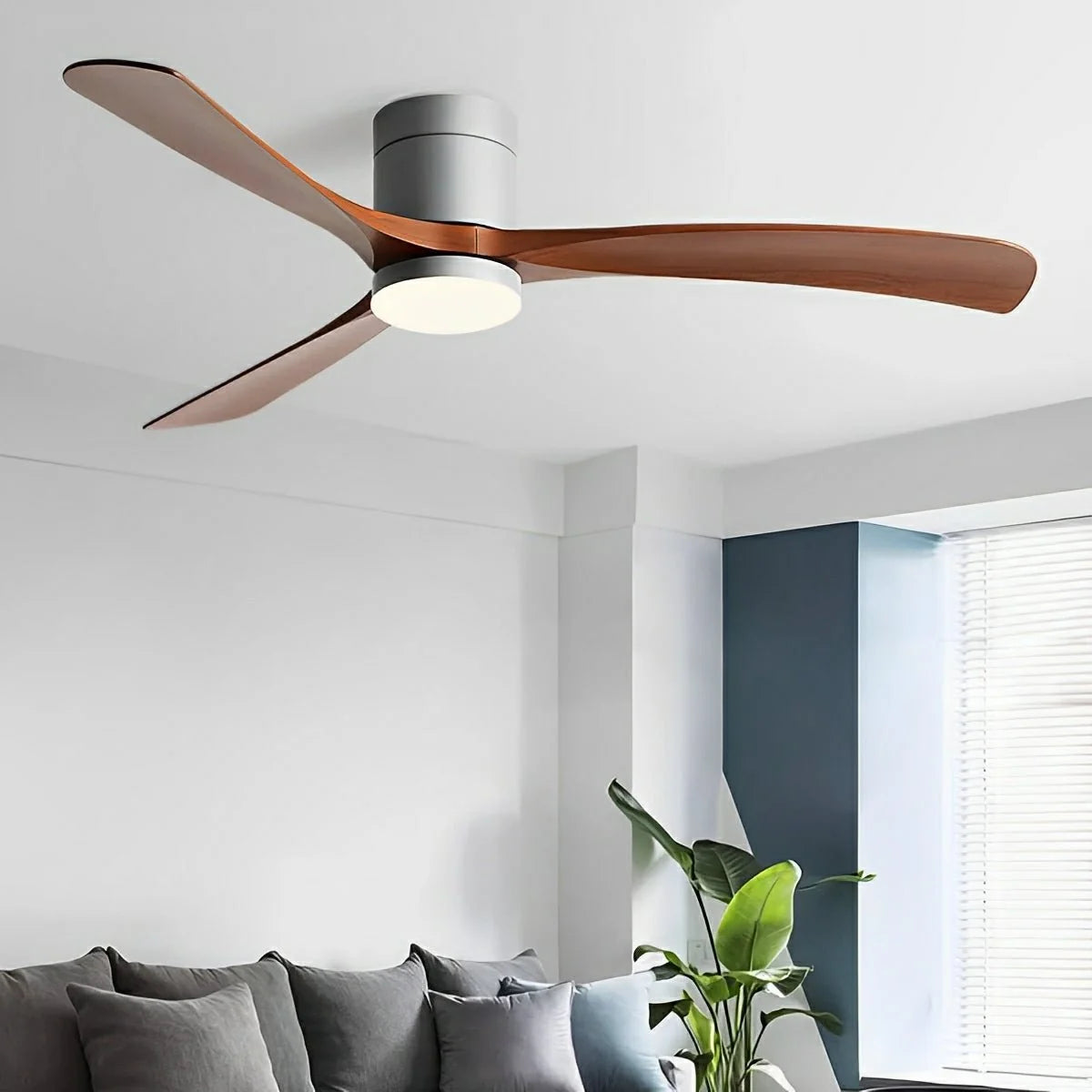 Ventilador de techo con luz LED integrada y motor silencioso, diseño minimalista ideal para interiores modernos. 4