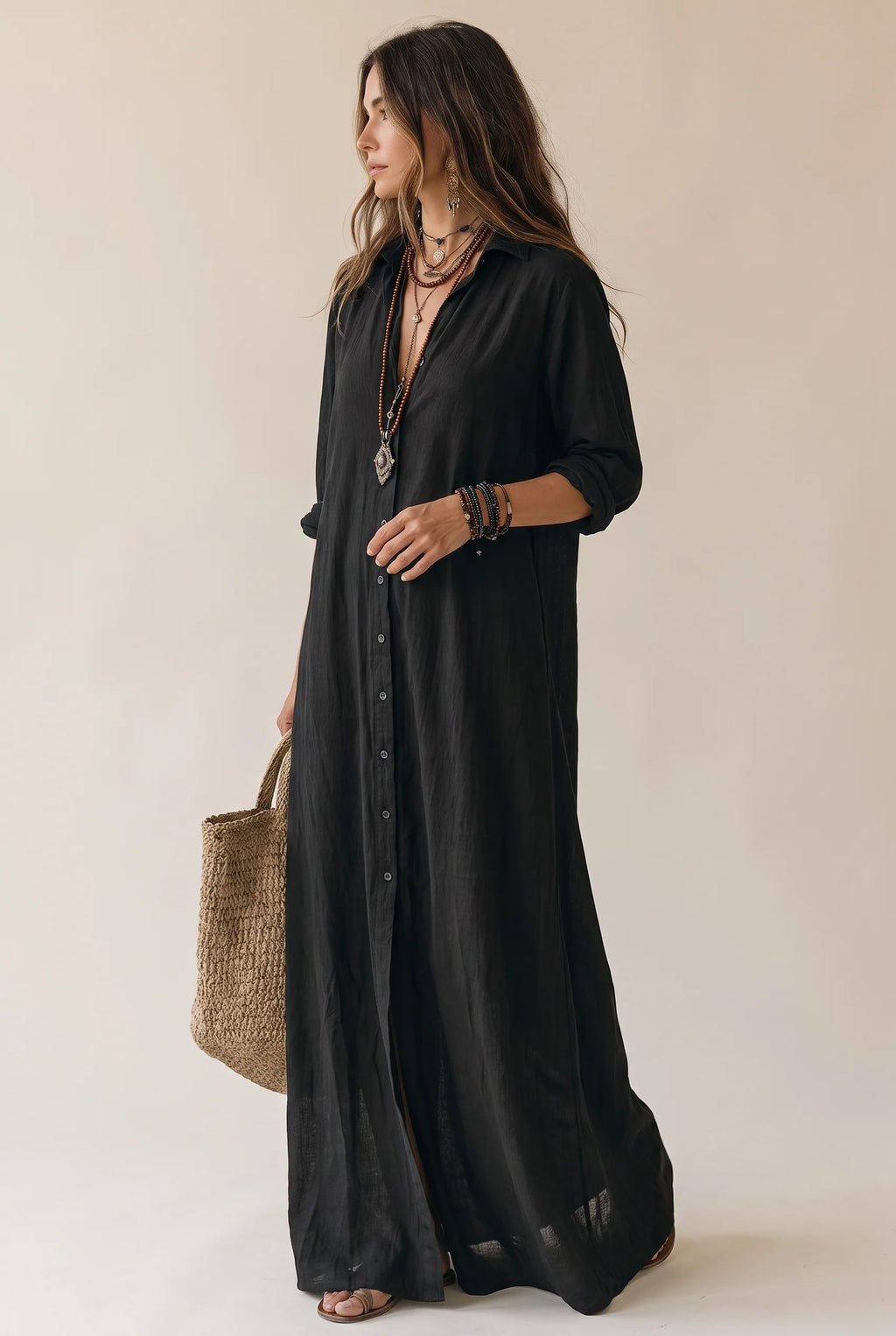 Vestido camisero largo con botones y cuello ajustable en colores neutros, ideal para mujeres que buscan estilo versátil y comodidad. 0