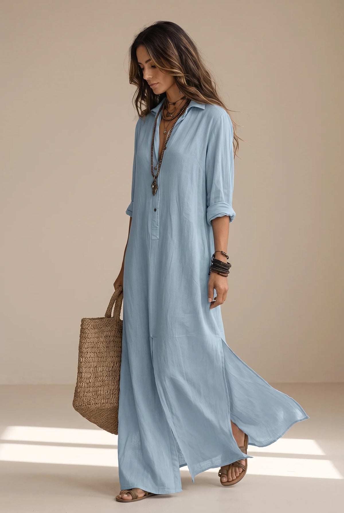 Vestido camisero largo con botones y cuello ajustable en colores neutros, ideal para mujeres que buscan estilo versátil y comodidad. 10