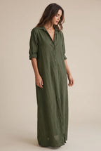Vestido camisero largo con botones y cuello ajustable en colores neutros, ideal para mujeres que buscan estilo versátil y comodidad. 11