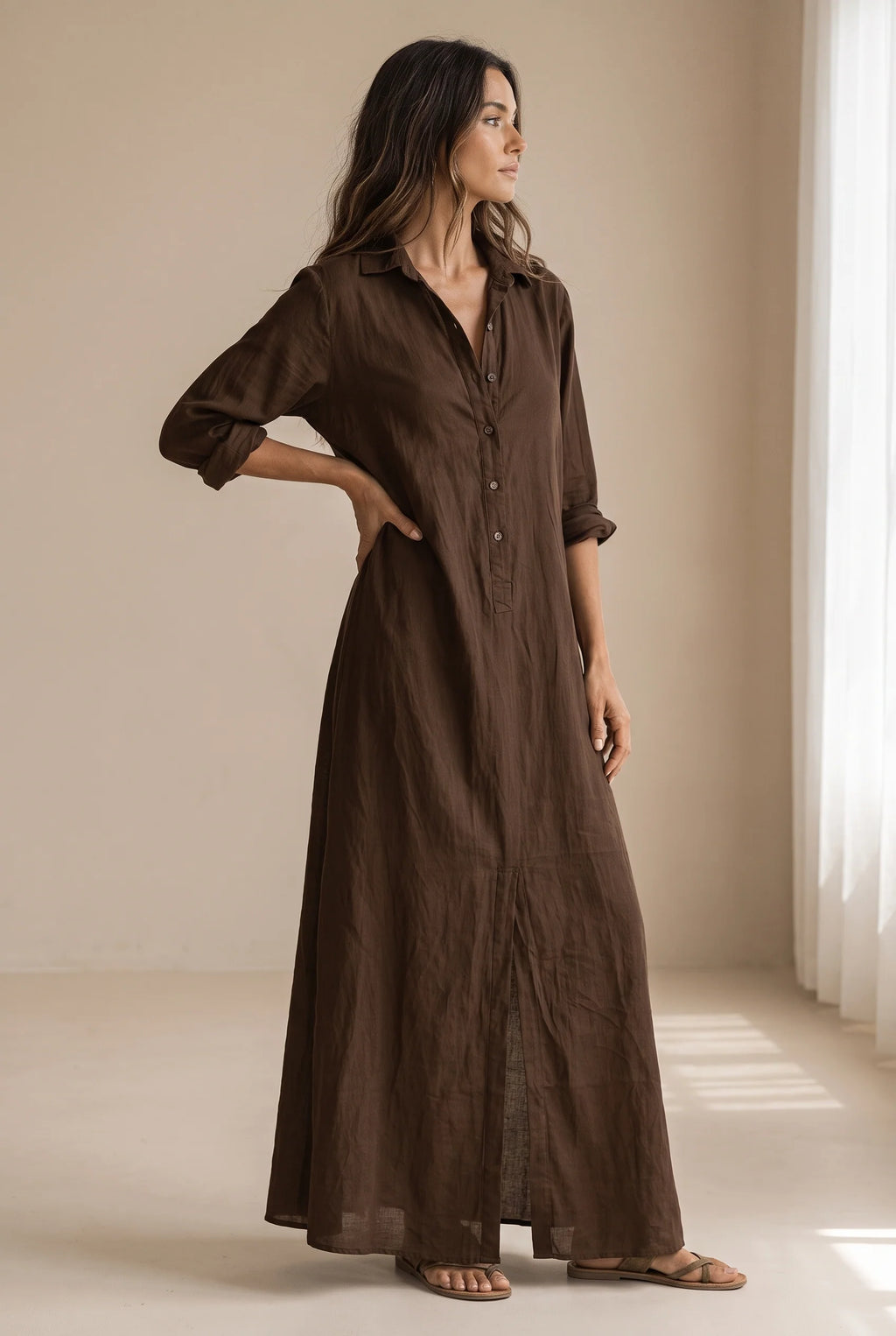 Vestido camisero largo con botones y cuello ajustable en colores neutros, ideal para mujeres que buscan estilo versátil y comodidad. 12