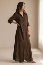 Vestido camisero largo con botones y cuello ajustable en colores neutros, ideal para mujeres que buscan estilo versátil y comodidad. 12