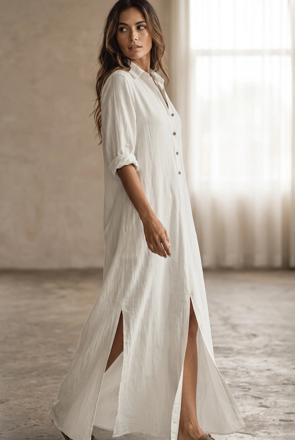 Vestido camisero largo con botones y cuello ajustable en colores neutros, ideal para mujeres que buscan estilo versátil y comodidad. 4