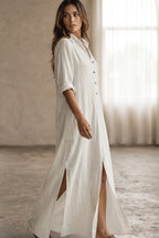 Vestido camisero largo con botones y cuello ajustable en colores neutros, ideal para mujeres que buscan estilo versátil y comodidad. 4