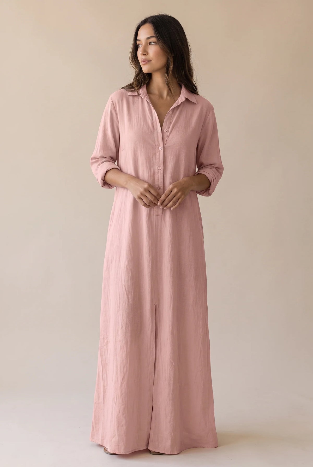 Vestido camisero largo con botones y cuello ajustable en colores neutros, ideal para mujeres que buscan estilo versátil y comodidad. 9