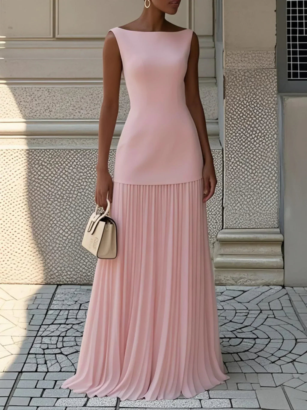 Vestido largo plisado con escote barco, ideal para eventos especiales, que combina elegancia y movimiento en su diseño. 10