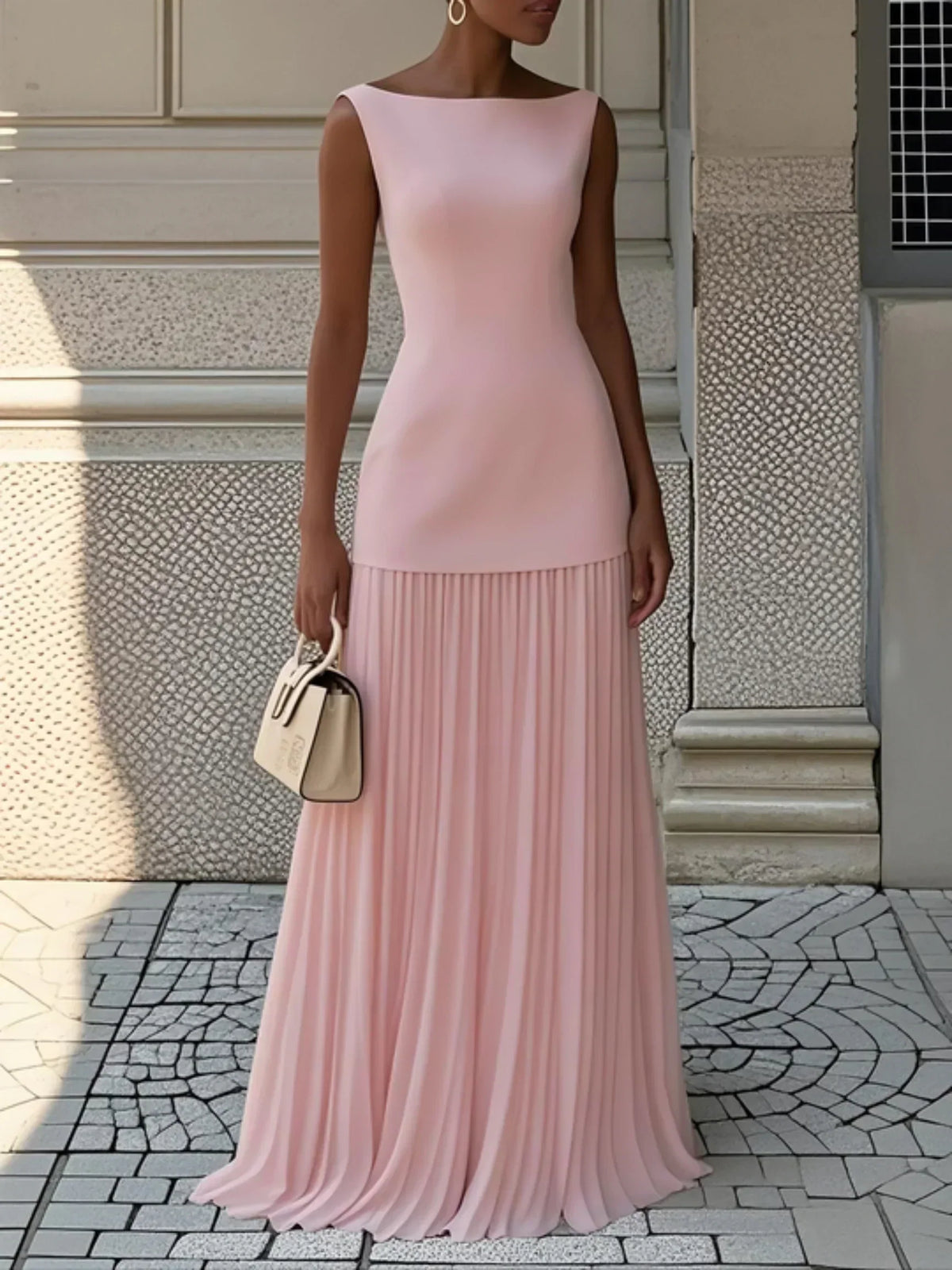 Vestido largo plisado con escote barco, ideal para eventos especiales, que combina elegancia y movimiento en su diseño. 10