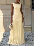 Vestido largo plisado con escote barco, ideal para eventos especiales, que combina elegancia y movimiento en su diseño. 11