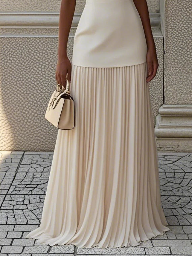 Vestido largo plisado con escote barco, ideal para eventos especiales, que combina elegancia y movimiento en su diseño. 2