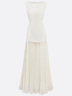 Vestido largo plisado con escote barco, ideal para eventos especiales, que combina elegancia y movimiento en su diseño. 3