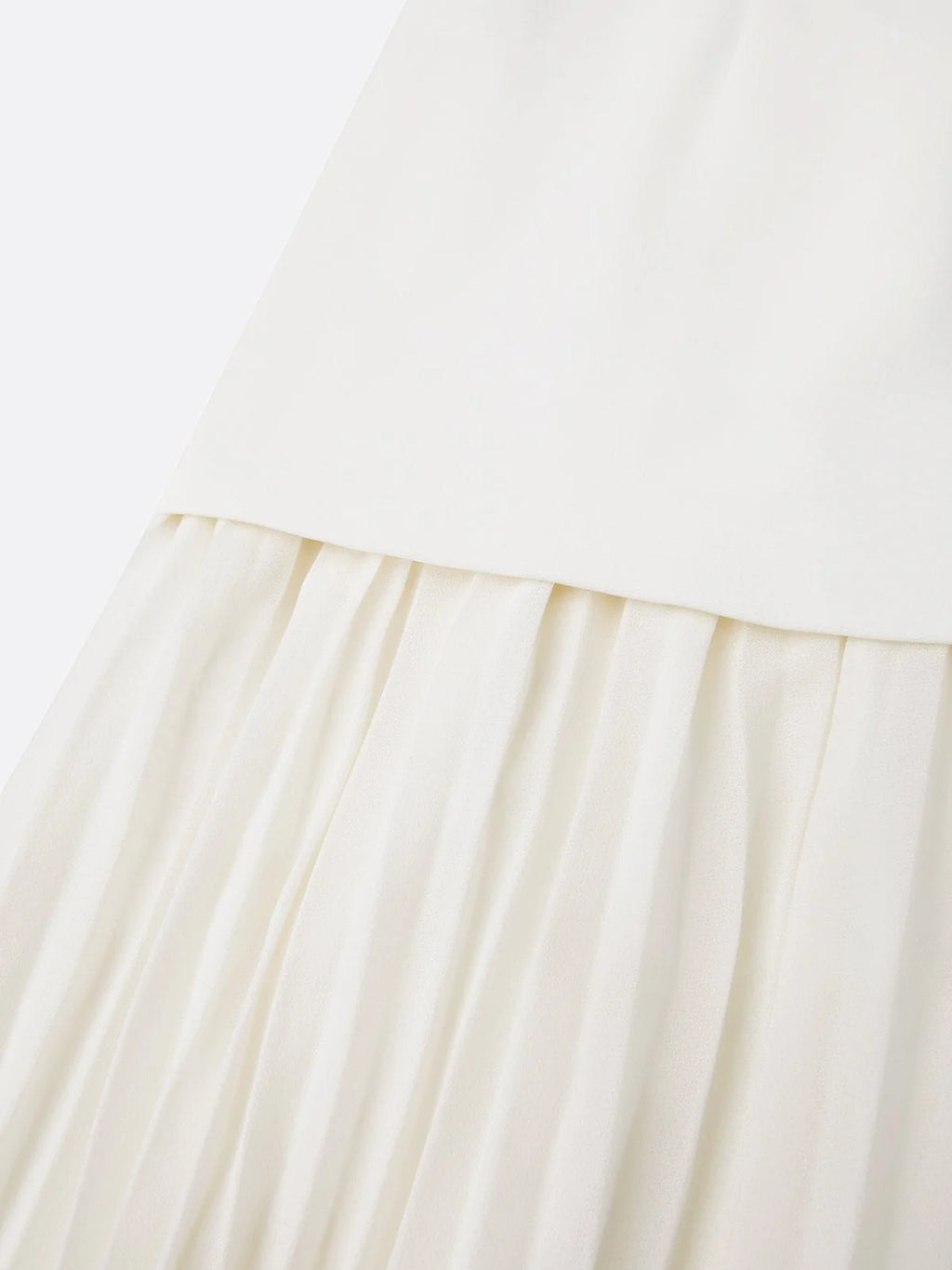 Vestido largo plisado con escote barco, ideal para eventos especiales, que combina elegancia y movimiento en su diseño. 5