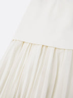 Vestido largo plisado con escote barco, ideal para eventos especiales, que combina elegancia y movimiento en su diseño. 5