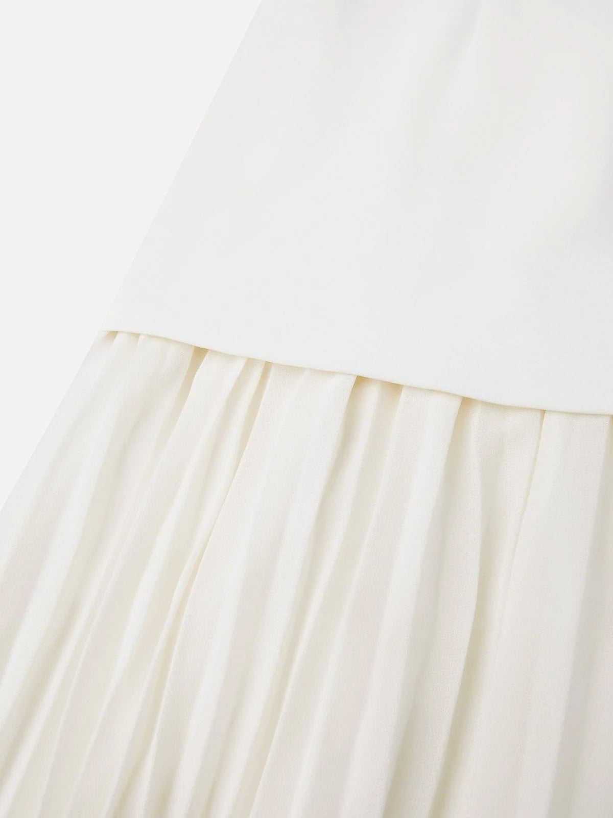 Vestido largo plisado con escote barco, ideal para eventos especiales, que combina elegancia y movimiento en su diseño. 5