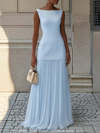 Vestido largo plisado con escote barco, ideal para eventos especiales, que combina elegancia y movimiento en su diseño. 7