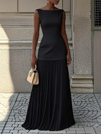 Vestido largo plisado con escote barco, ideal para eventos especiales, que combina elegancia y movimiento en su diseño. 9