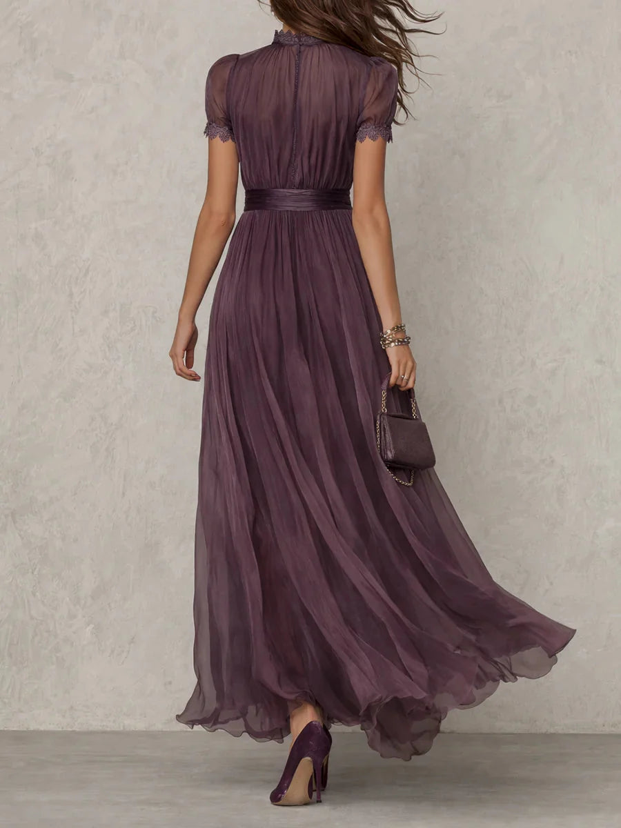 Vestido maxi morado con escote vintage y mangas de encaje, ideal para ocasiones formales y eventos elegantes. 2