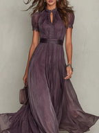 Vestido maxi morado con escote vintage y mangas de encaje, ideal para ocasiones formales y eventos elegantes. 3