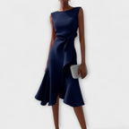 Vestido midi asimétrico drapeado sin mangas en color elegante, ideal para fiestas y ocasiones especiales, mostrando un diseño sofisticado y contempor 1