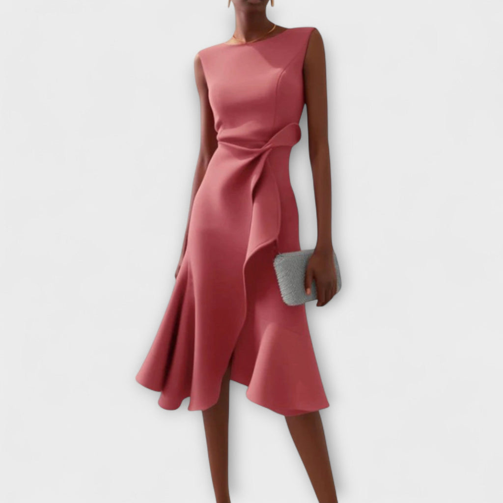 Vestido midi asimétrico drapeado sin mangas en color elegante, ideal para fiestas y ocasiones especiales, mostrando un diseño sofisticado y contempor 2