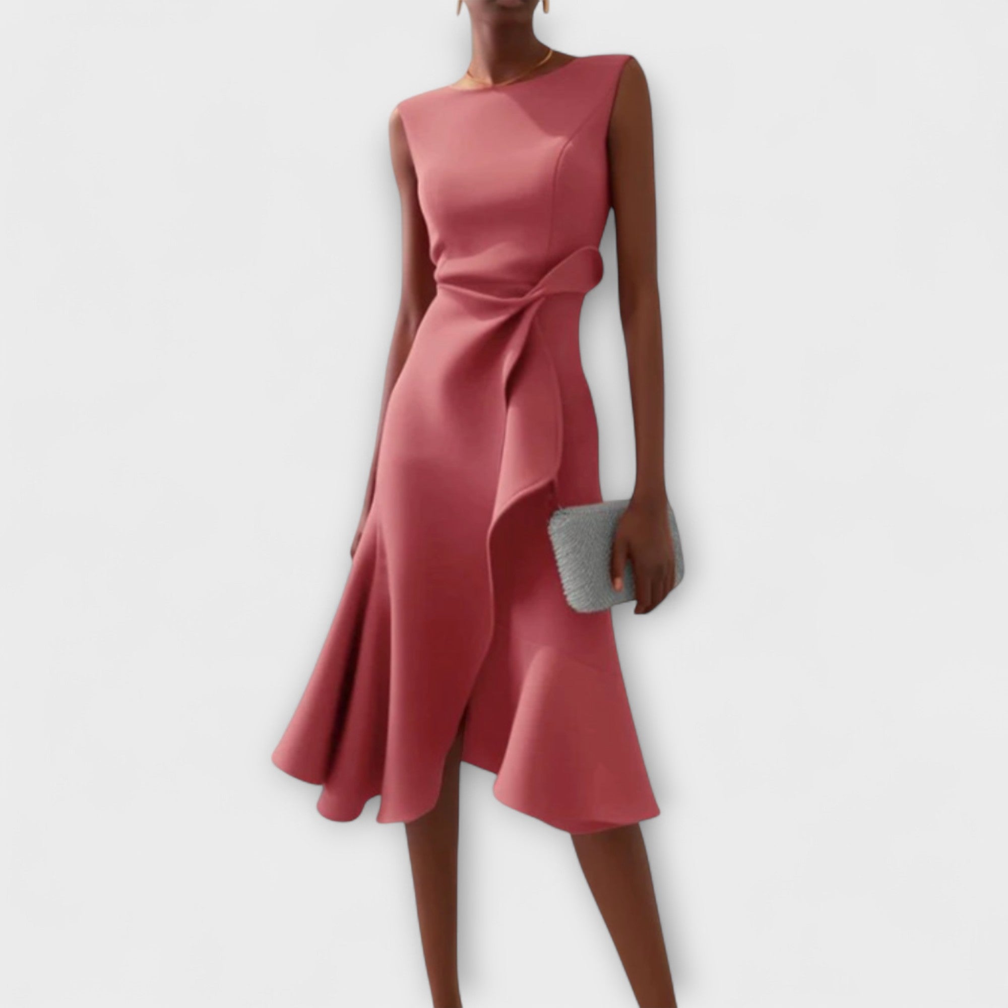 Vestido midi asimétrico drapeado sin mangas en color elegante, ideal para fiestas y ocasiones especiales, mostrando un diseño sofisticado y contempor 2