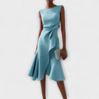 Vestido midi asimétrico drapeado sin mangas en color elegante, ideal para fiestas y ocasiones especiales, mostrando un diseño sofisticado y contempor 3