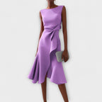 Vestido midi asimétrico drapeado sin mangas en color elegante, ideal para fiestas y ocasiones especiales, mostrando un diseño sofisticado y contempor 4