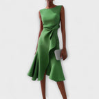 Vestido midi asimétrico drapeado sin mangas en color elegante, ideal para fiestas y ocasiones especiales, mostrando un diseño sofisticado y contempor 5