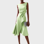 Vestido midi asimétrico drapeado sin mangas en color elegante, ideal para fiestas y ocasiones especiales, mostrando un diseño sofisticado y contempor 7