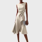 Vestido midi asimétrico drapeado sin mangas en color elegante, ideal para fiestas y ocasiones especiales, mostrando un diseño sofisticado y contempor 9