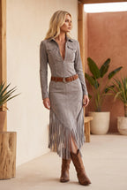 Vestido de ante sintético con flecos dinámicos, ajustado y disponible en cuatro colores para mujer, ideal para ocasiones casuales y elegantes 9