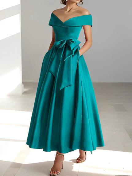 Vestido de madrina de boda en satén fucsia, largo al tobillo, con hombros descubiertos y prácticos bolsillos. 3