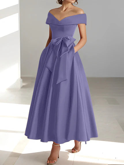 Vestido de madrina de boda en satén fucsia, largo al tobillo, con hombros descubiertos y prácticos bolsillos. 4