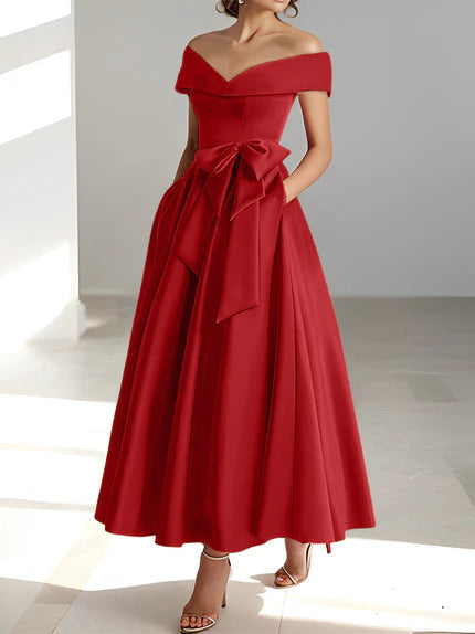 Vestido de madrina de boda en satén fucsia, largo al tobillo, con hombros descubiertos y prácticos bolsillos. 5