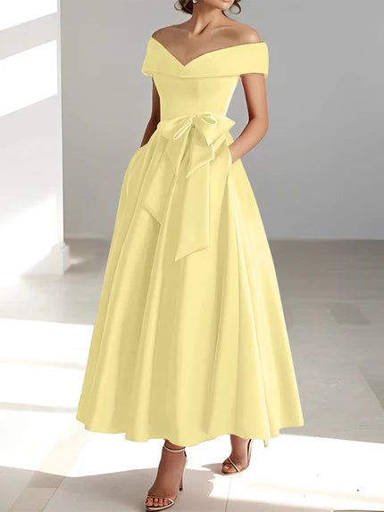 Vestido de madrina de boda en satén fucsia, largo al tobillo, con hombros descubiertos y prácticos bolsillos. 6