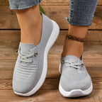 Zapatos ortopédicos deportivos sin cordones, diseñados para ofrecer soporte de arco y amortiguación mejorada, ideales para comodidad y rendimiento 2
