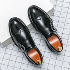 Zapatos de vestir para hombre en cuero negro con hebilla y detalle brogue, diseño de puntera de ala clásica. 0