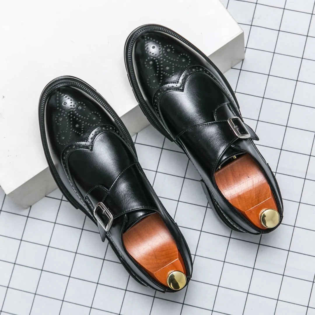 Zapatos de vestir para hombre en cuero negro con hebilla y detalle brogue, diseño de puntera de ala clásica. 0