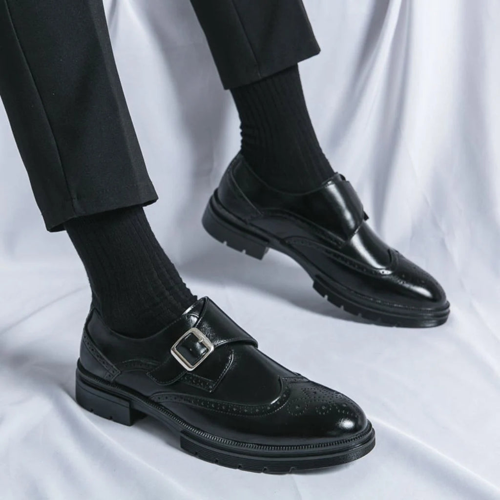 Zapatos de vestir para hombre en cuero negro con hebilla y detalle brogue, diseño de puntera de ala clásica. 3