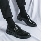 Zapatos de vestir para hombre en cuero negro con hebilla y detalle brogue, diseño de puntera de ala clásica. 3