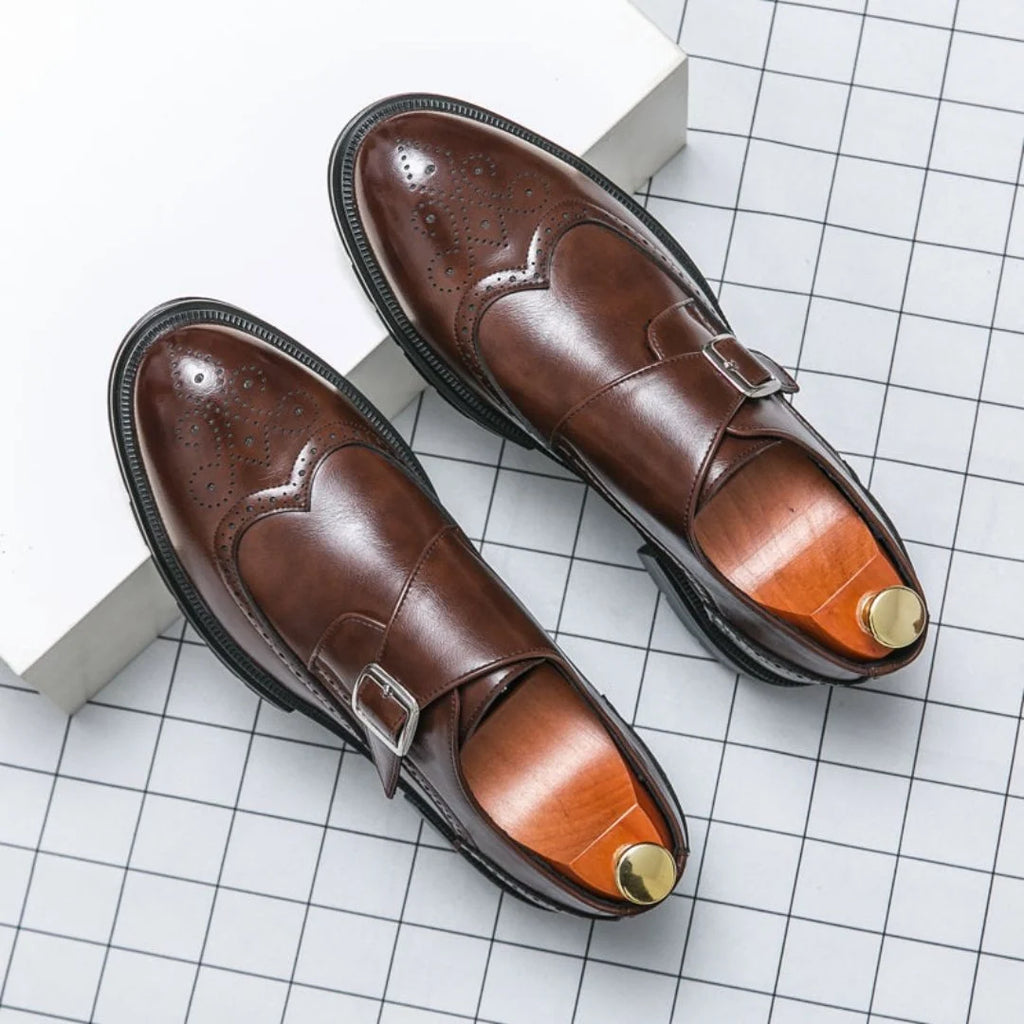 Zapatos de vestir para hombre en cuero negro con hebilla y detalle brogue, diseño de puntera de ala clásica. 4