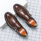 Zapatos de vestir para hombre en cuero negro con hebilla y detalle brogue, diseño de puntera de ala clásica. 4